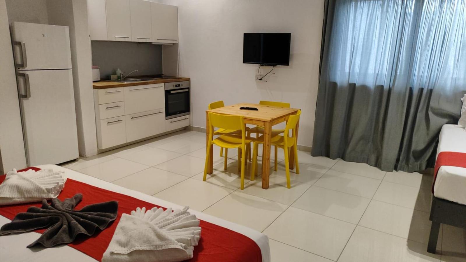 Cresta Beach Studios Сент Джулианс Экстерьер фото